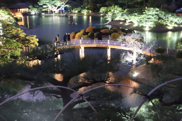 【香川】栗林公園ライトアップ　飛来峰から偃月橋を望む