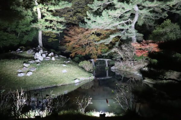 【香川】栗林公園ライトアップ　桶樋滝（おけどいのたき）付近